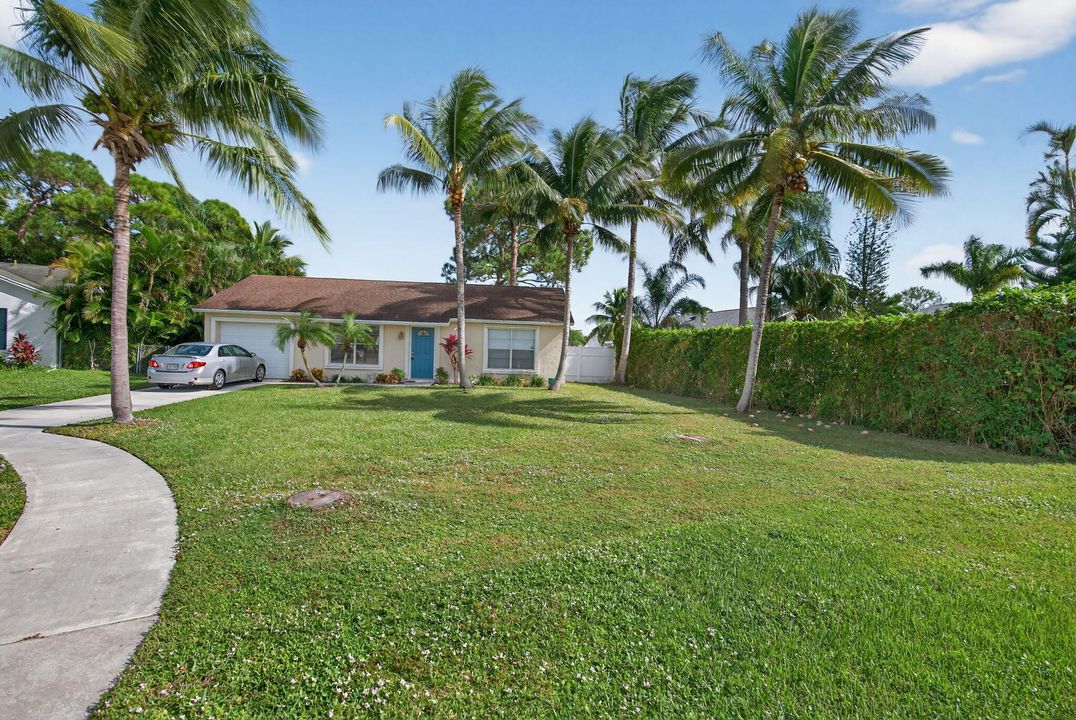 For Sale: $395,000 (2 beds, 1 baths, 1071 Square Feet)