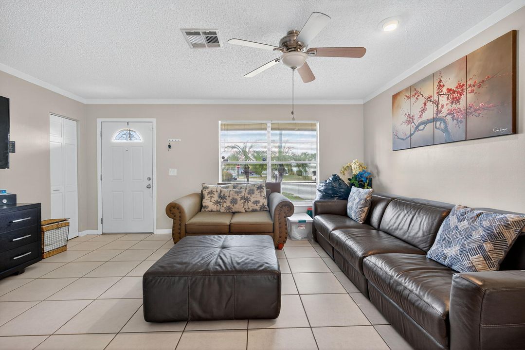 For Sale: $395,000 (2 beds, 1 baths, 1071 Square Feet)