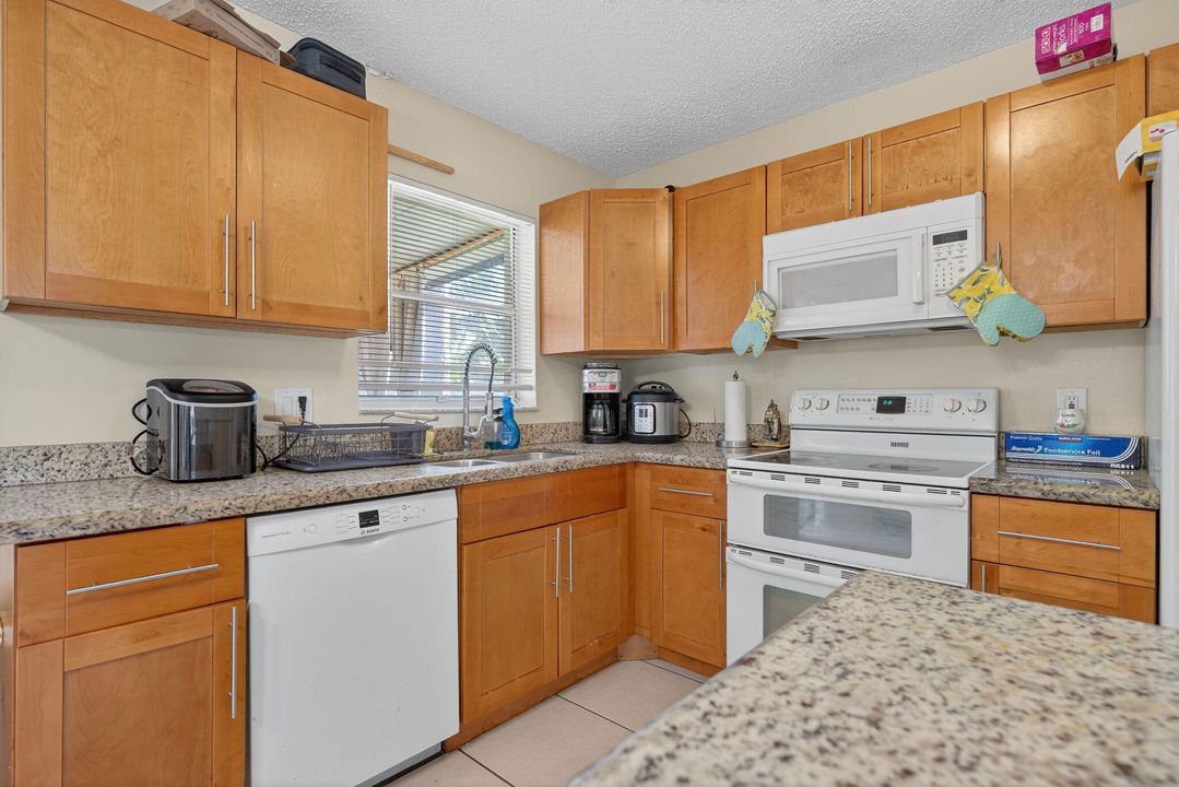 For Sale: $395,000 (2 beds, 1 baths, 1071 Square Feet)