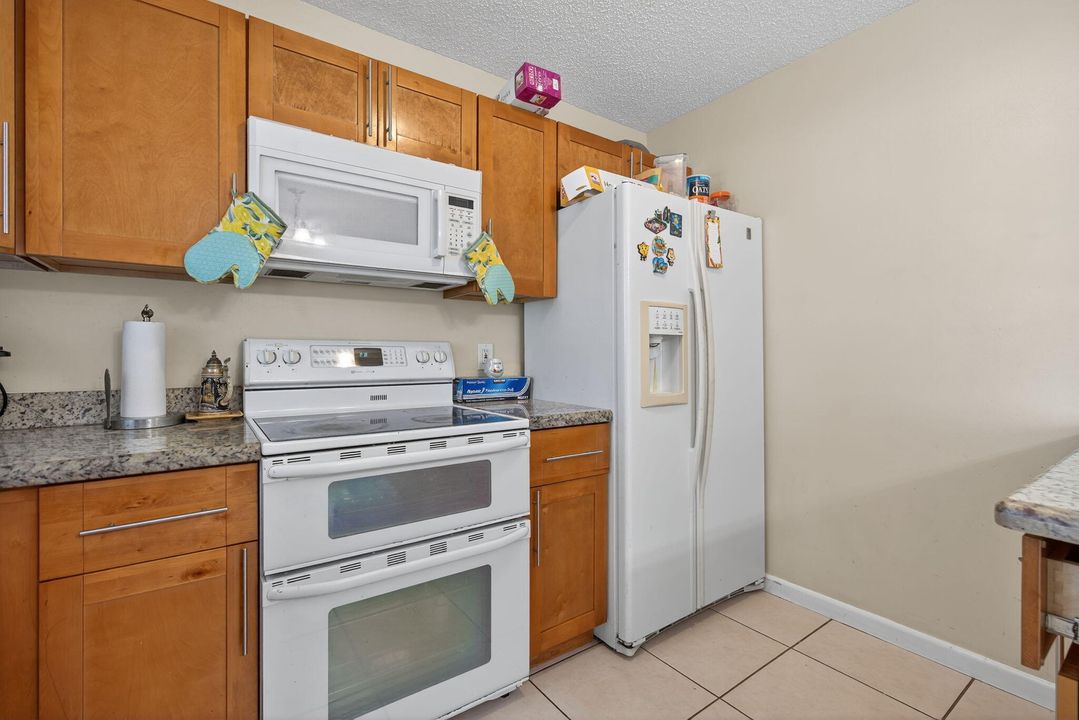 For Sale: $395,000 (2 beds, 1 baths, 1071 Square Feet)