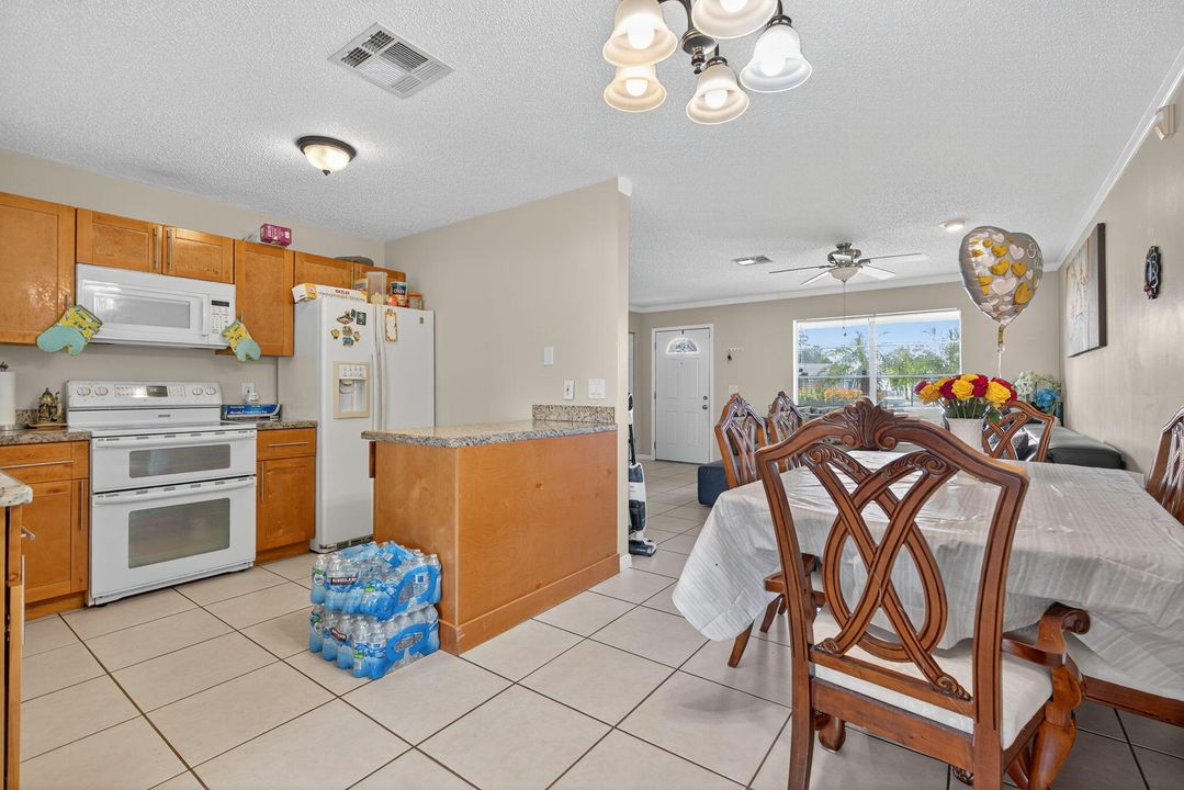 For Sale: $395,000 (2 beds, 1 baths, 1071 Square Feet)