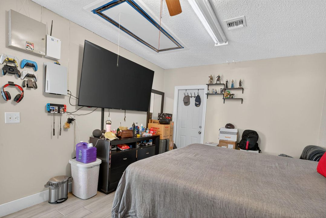 For Sale: $395,000 (2 beds, 1 baths, 1071 Square Feet)