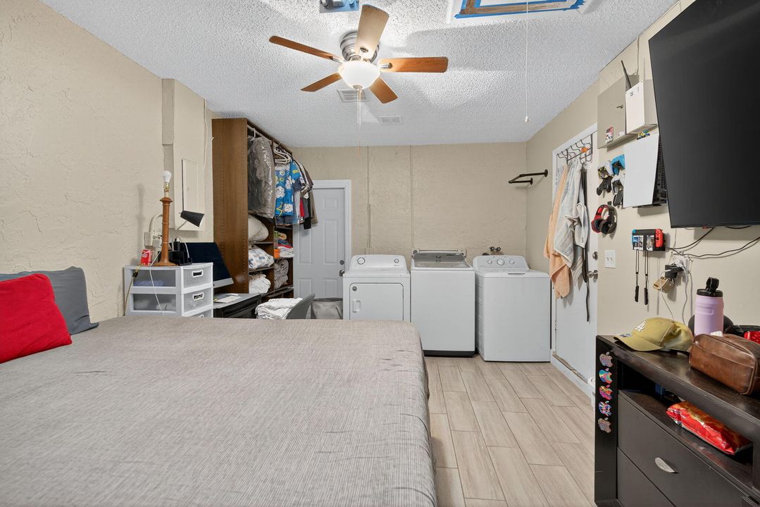 For Sale: $395,000 (2 beds, 1 baths, 1071 Square Feet)