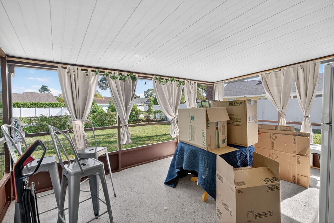 For Sale: $395,000 (2 beds, 1 baths, 1071 Square Feet)