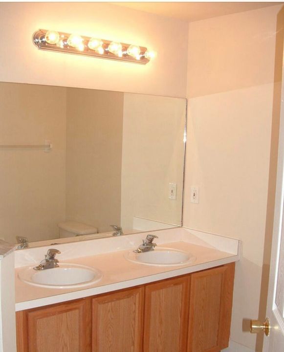 For Rent: $2,000 (2 beds, 2 baths, 1008 Square Feet)