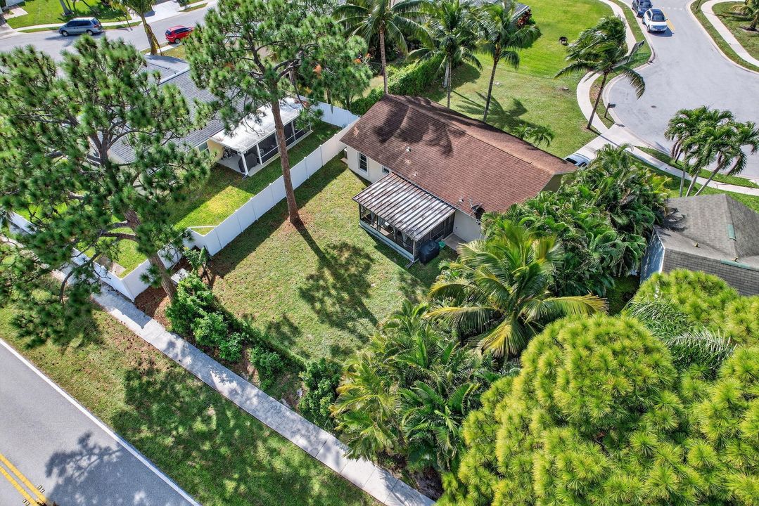 For Sale: $395,000 (2 beds, 1 baths, 1071 Square Feet)