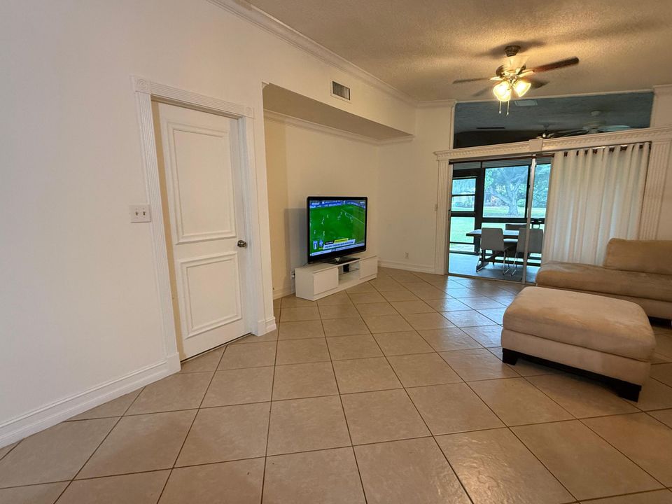 Под контрактом: $2,800 (3 спален, 2 ванн, 1200 Квадратных фут)