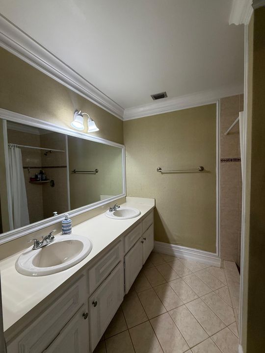 Под контрактом: $2,800 (3 спален, 2 ванн, 1200 Квадратных фут)