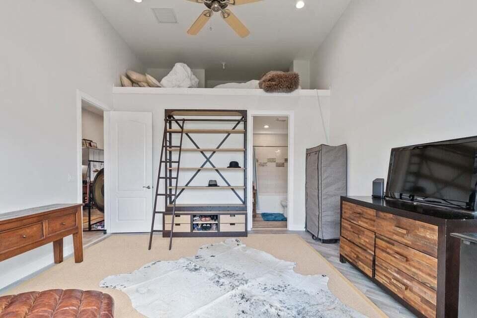 出租: $5,000 (4 贝兹, 2 浴室, 2801 平方英尺)