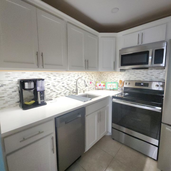 For Sale: $174,500 (1 beds, 1 baths, 702 Square Feet)