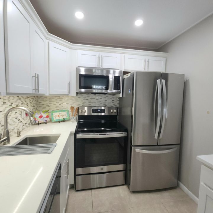 For Sale: $174,500 (1 beds, 1 baths, 702 Square Feet)