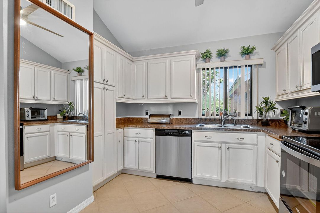 For Sale: $250,000 (2 beds, 1 baths, 800 Square Feet)