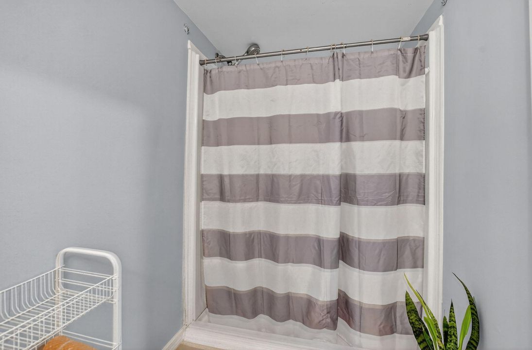 For Sale: $250,000 (2 beds, 1 baths, 800 Square Feet)