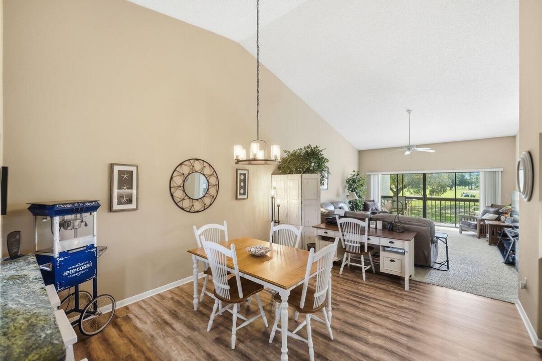 待售: $199,000 (2 贝兹, 2 浴室, 1417 平方英尺)