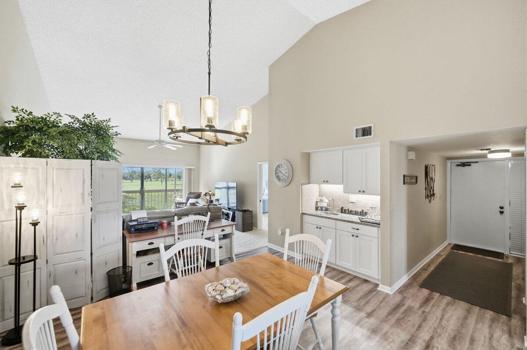 待售: $199,000 (2 贝兹, 2 浴室, 1417 平方英尺)