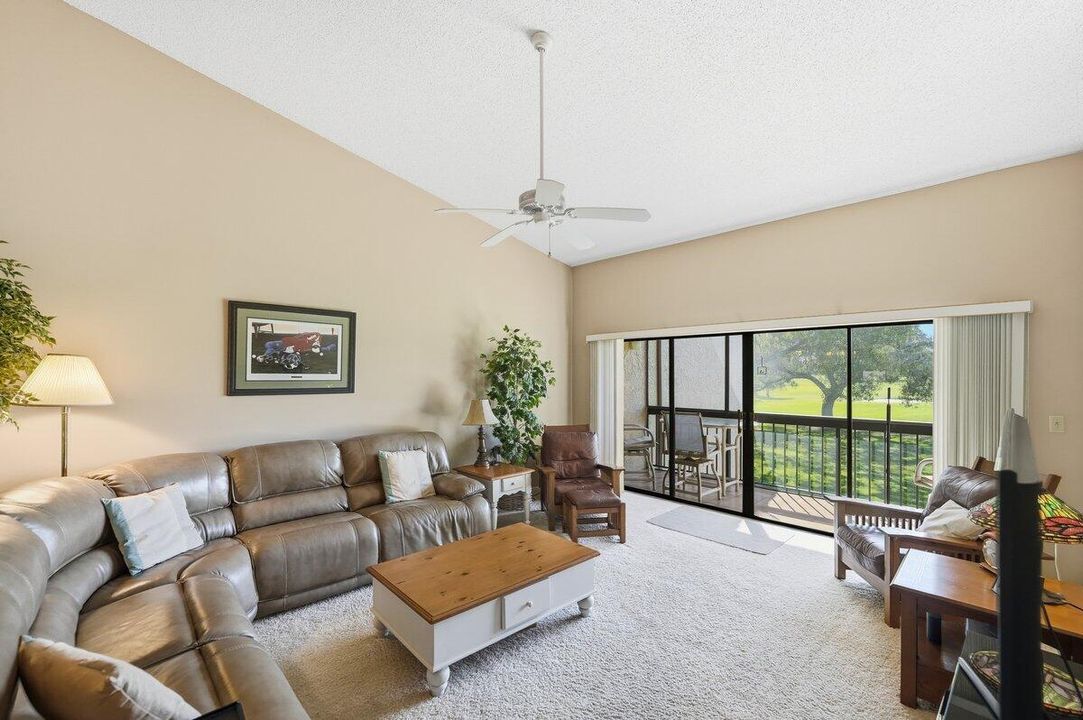 待售: $199,000 (2 贝兹, 2 浴室, 1417 平方英尺)