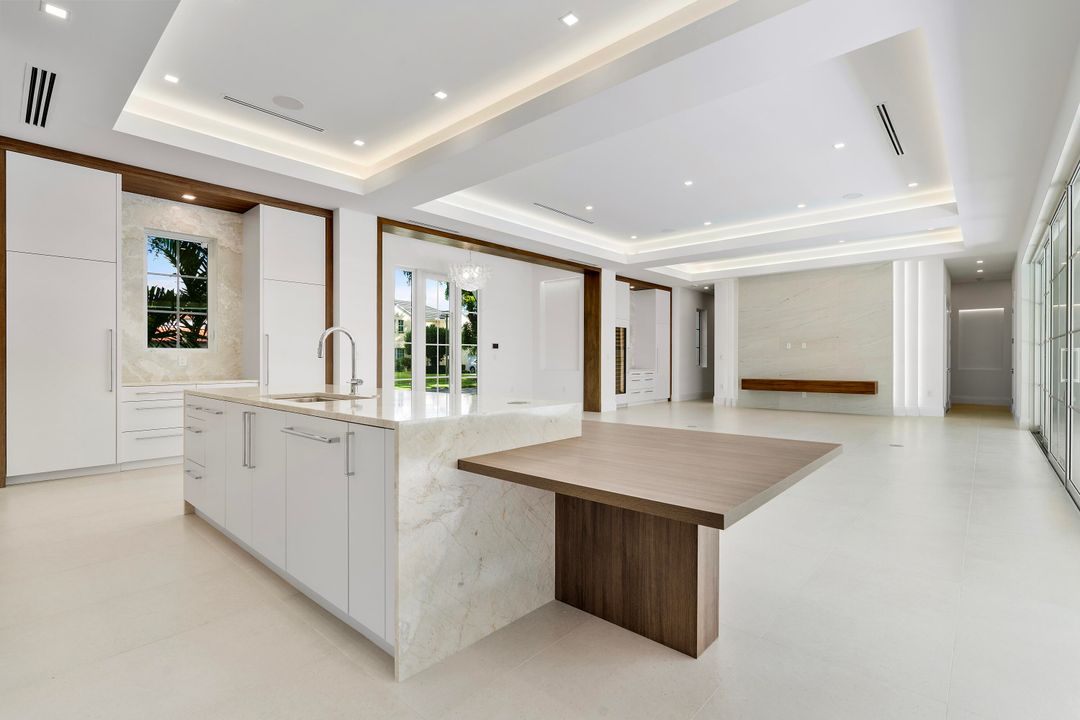 合同活跃: $6,490,000 (6 贝兹, 7 浴室, 4850 平方英尺)