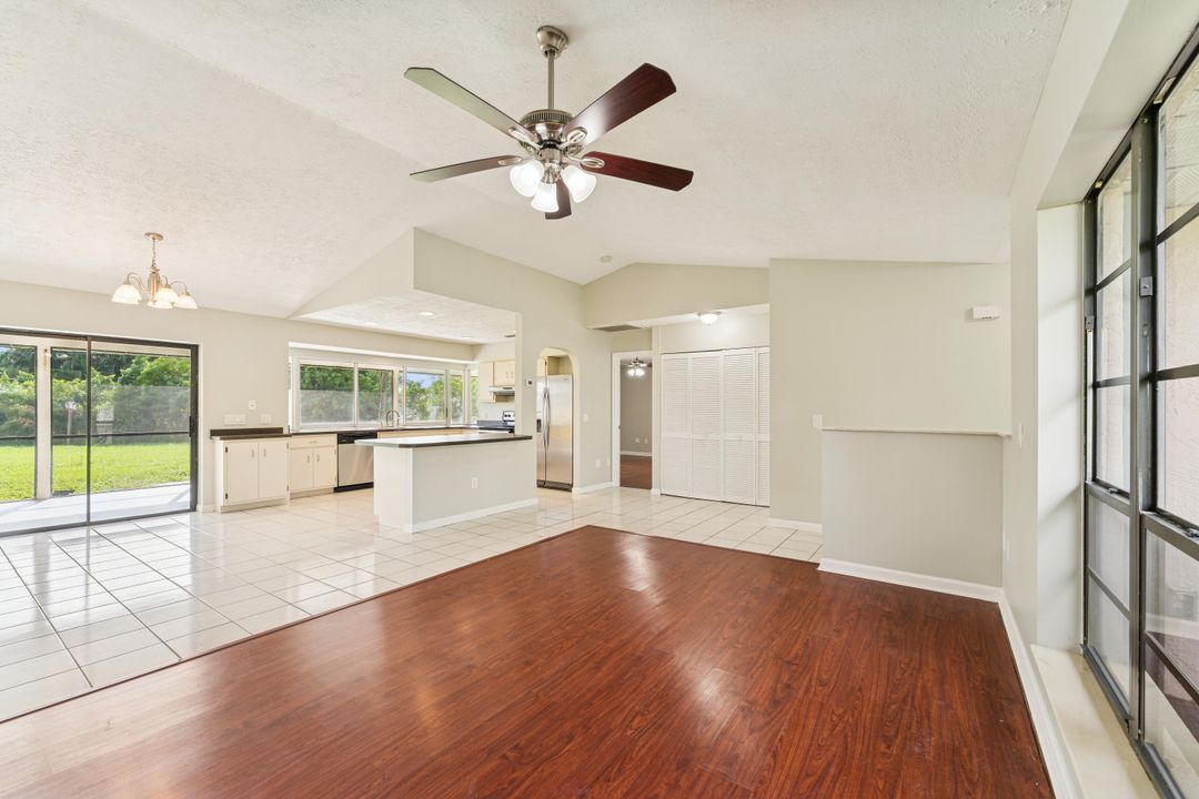 Под контрактом: $329,900 (3 спален, 2 ванн, 1394 Квадратных фут)