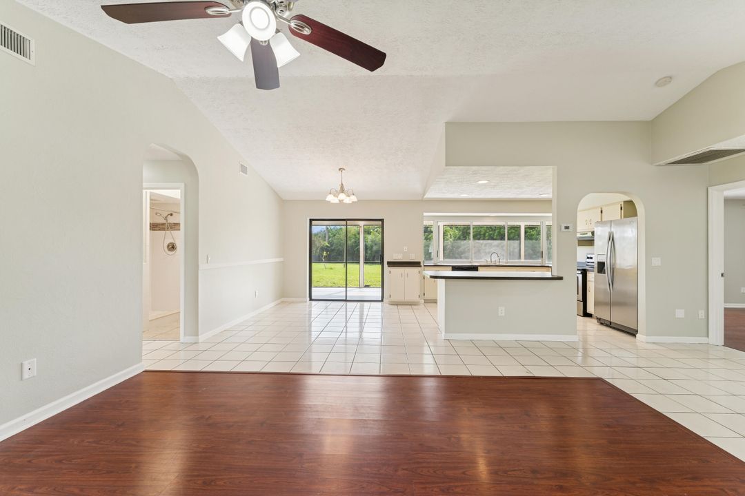 Под контрактом: $329,900 (3 спален, 2 ванн, 1394 Квадратных фут)