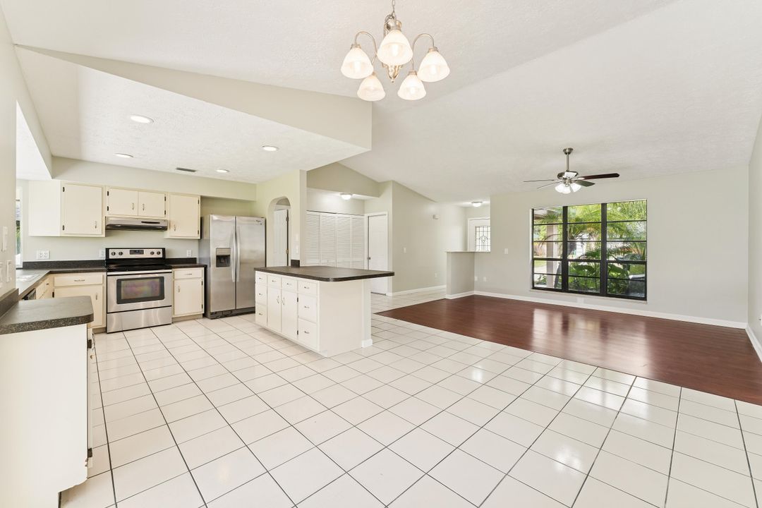 Под контрактом: $329,900 (3 спален, 2 ванн, 1394 Квадратных фут)