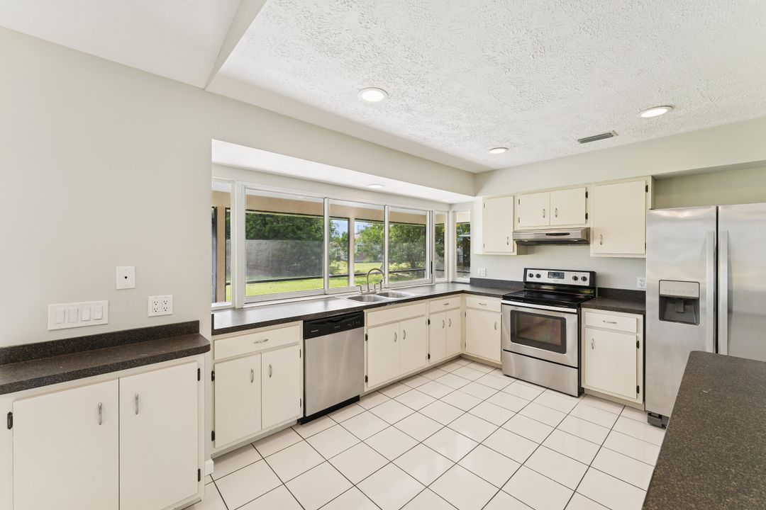 Под контрактом: $329,900 (3 спален, 2 ванн, 1394 Квадратных фут)