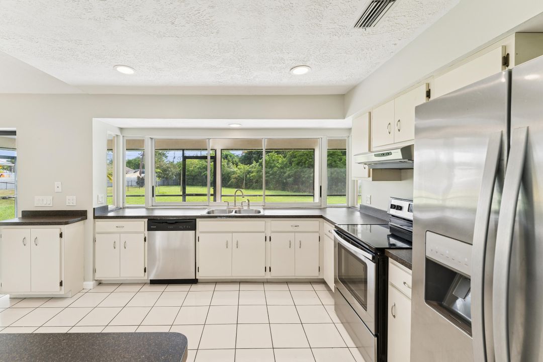 Под контрактом: $329,900 (3 спален, 2 ванн, 1394 Квадратных фут)