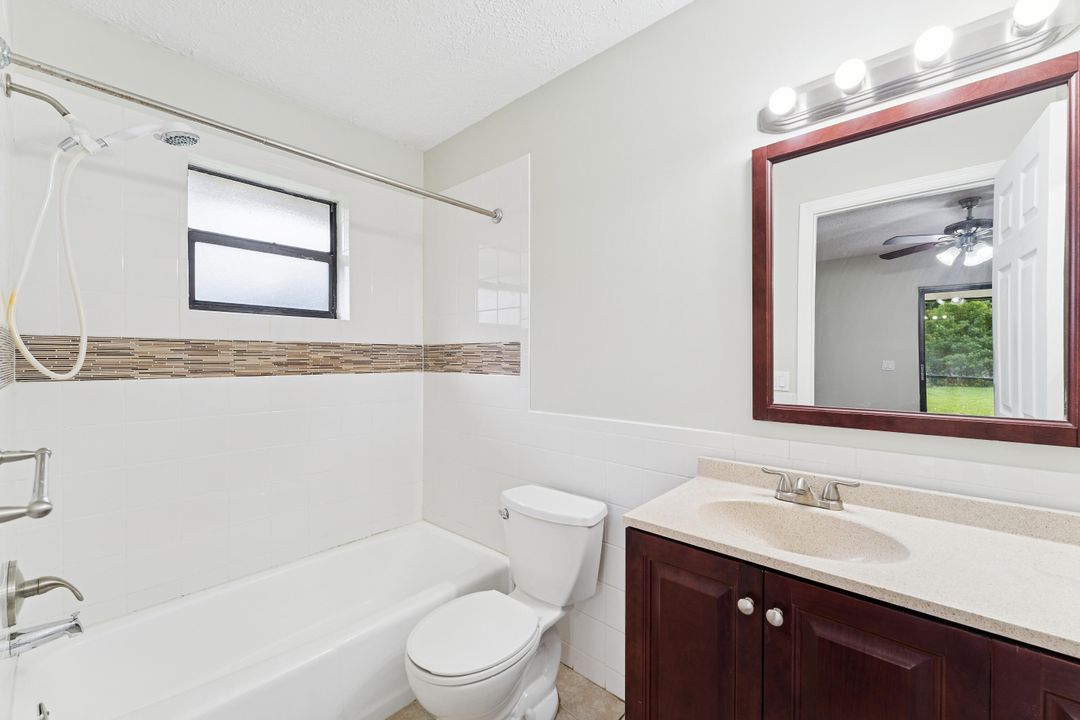 Под контрактом: $329,900 (3 спален, 2 ванн, 1394 Квадратных фут)