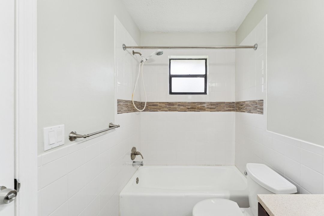 Под контрактом: $329,900 (3 спален, 2 ванн, 1394 Квадратных фут)