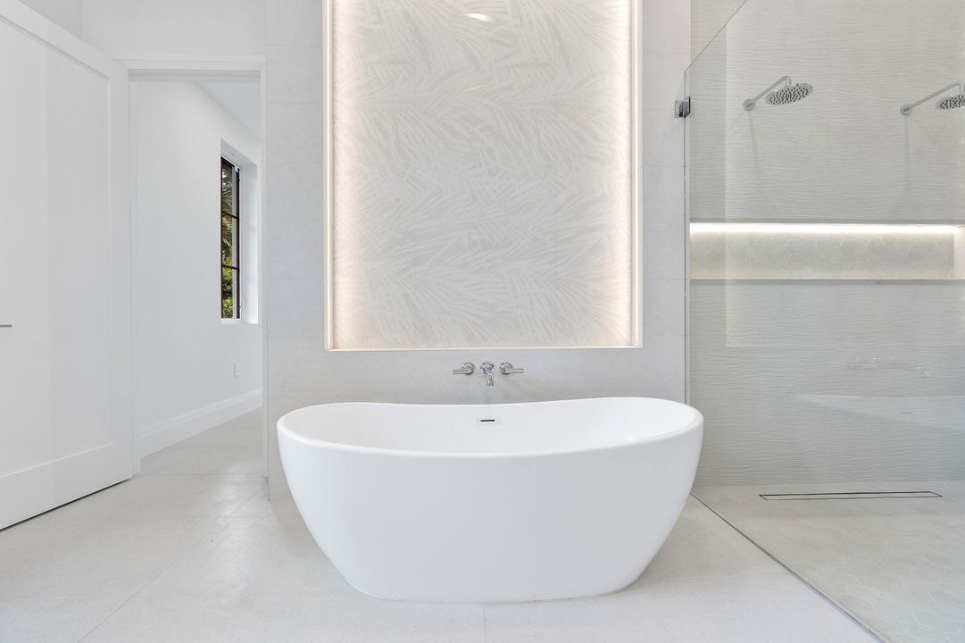 合同活跃: $6,490,000 (6 贝兹, 7 浴室, 4850 平方英尺)