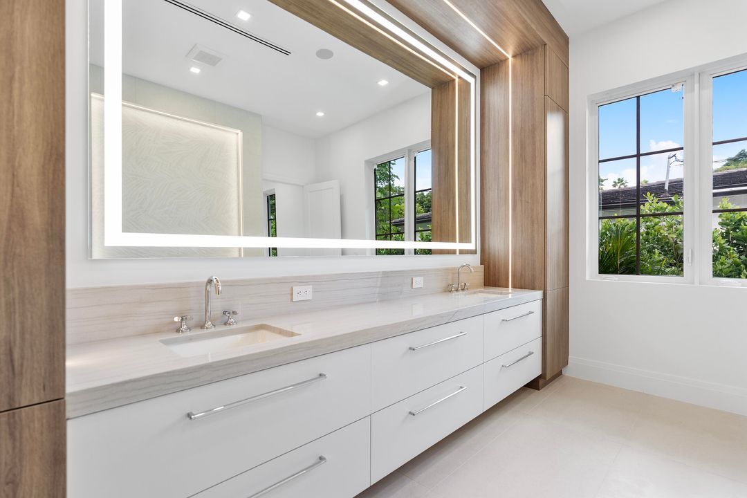 合同活跃: $6,490,000 (6 贝兹, 7 浴室, 4850 平方英尺)