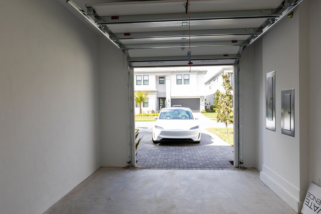 For Sale: $1,645,000 (3 beds, 3 baths, 2573 Square Feet)