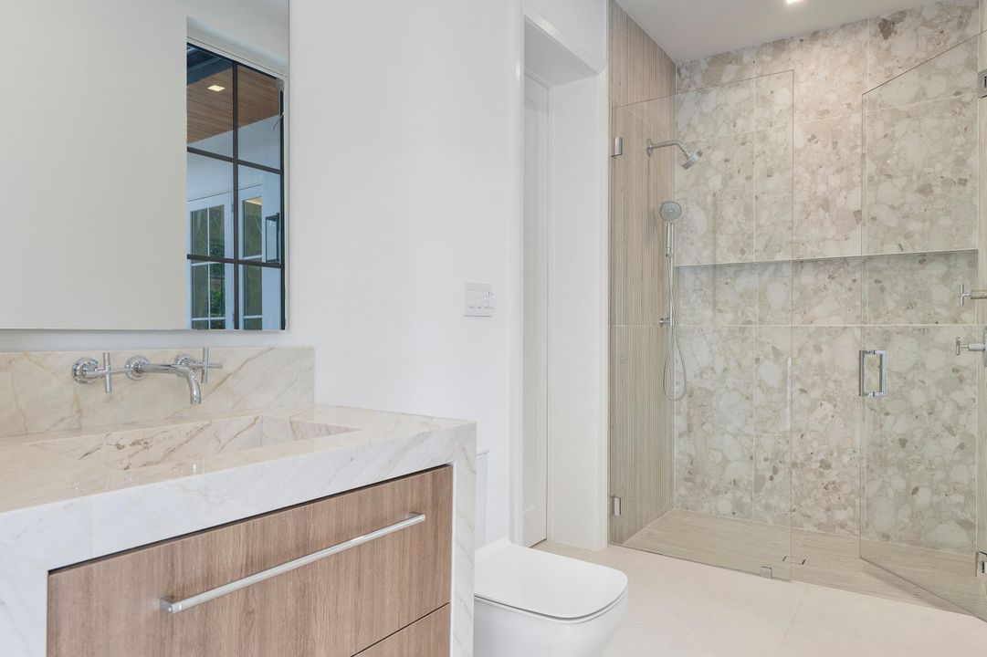 合同活跃: $6,490,000 (6 贝兹, 7 浴室, 4850 平方英尺)