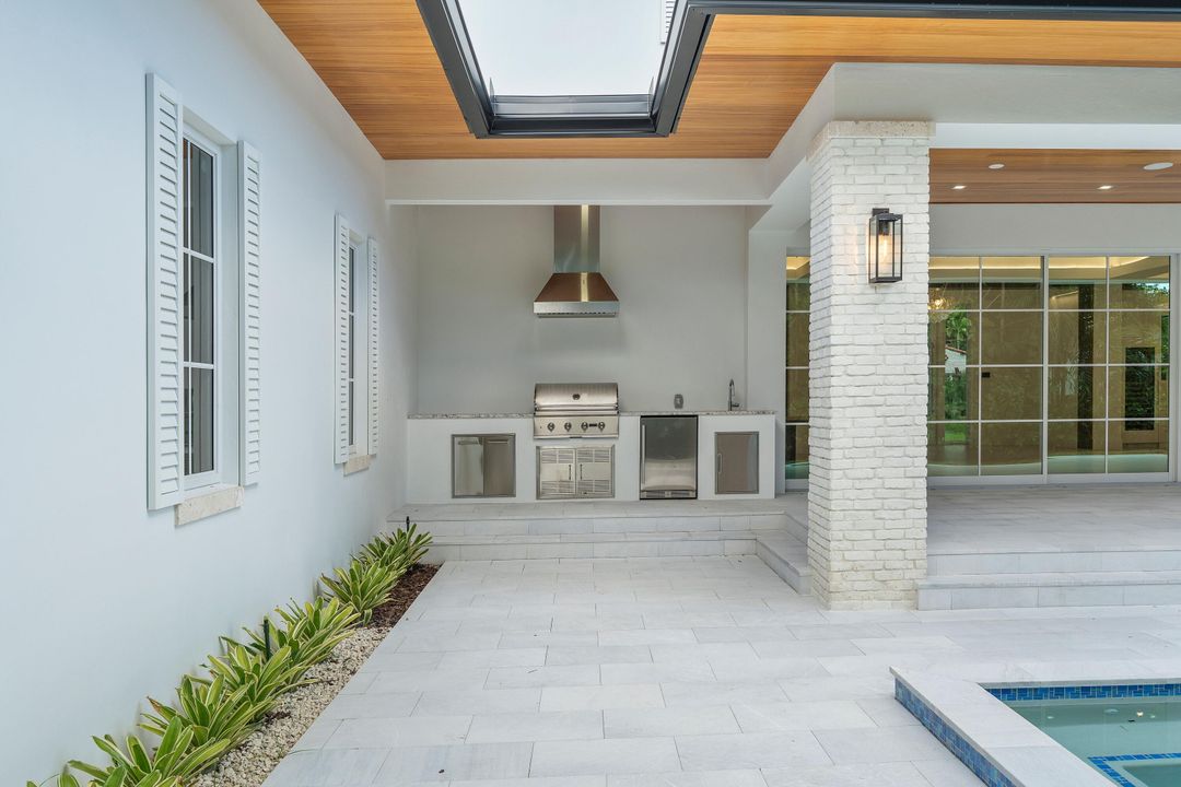 合同活跃: $6,490,000 (6 贝兹, 7 浴室, 4850 平方英尺)