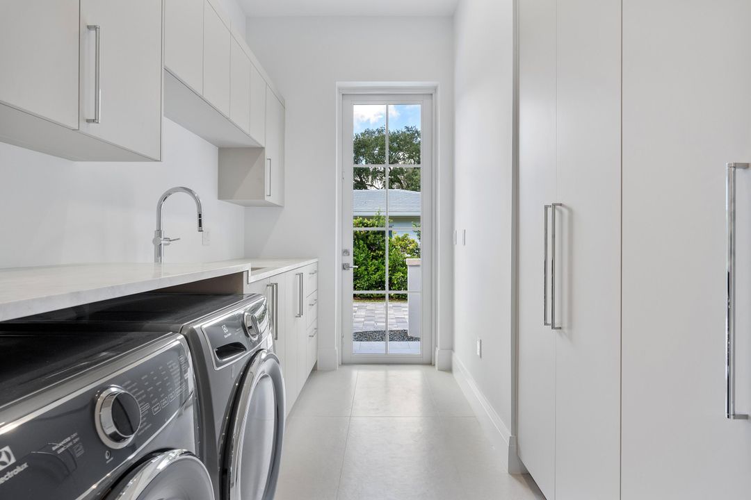 合同活跃: $6,490,000 (6 贝兹, 7 浴室, 4850 平方英尺)