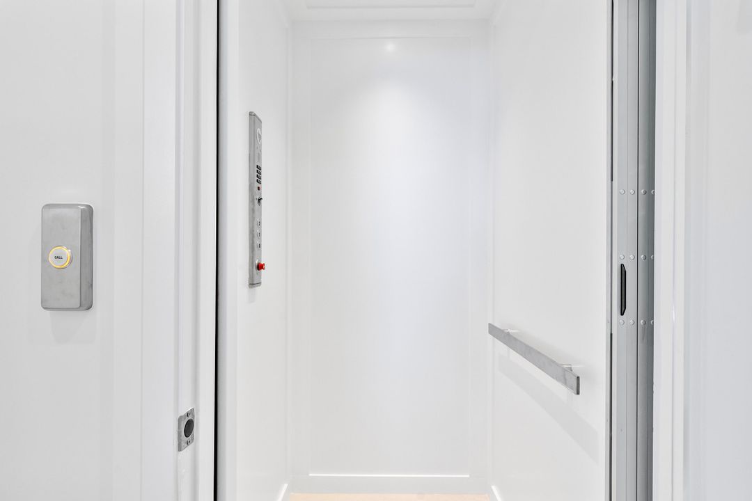 合同活跃: $6,490,000 (6 贝兹, 7 浴室, 4850 平方英尺)