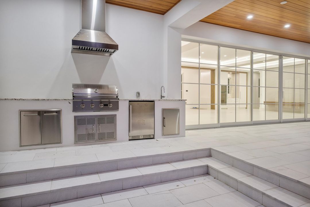 合同活跃: $6,490,000 (6 贝兹, 7 浴室, 4850 平方英尺)