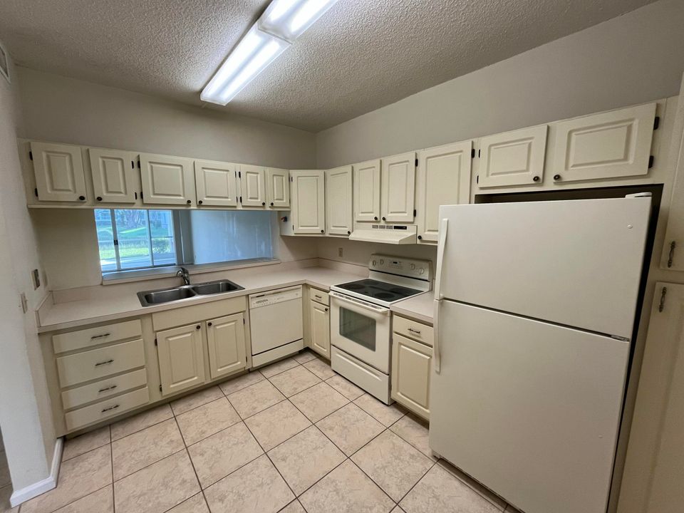 待售: $299,900 (2 贝兹, 2 浴室, 1250 平方英尺)