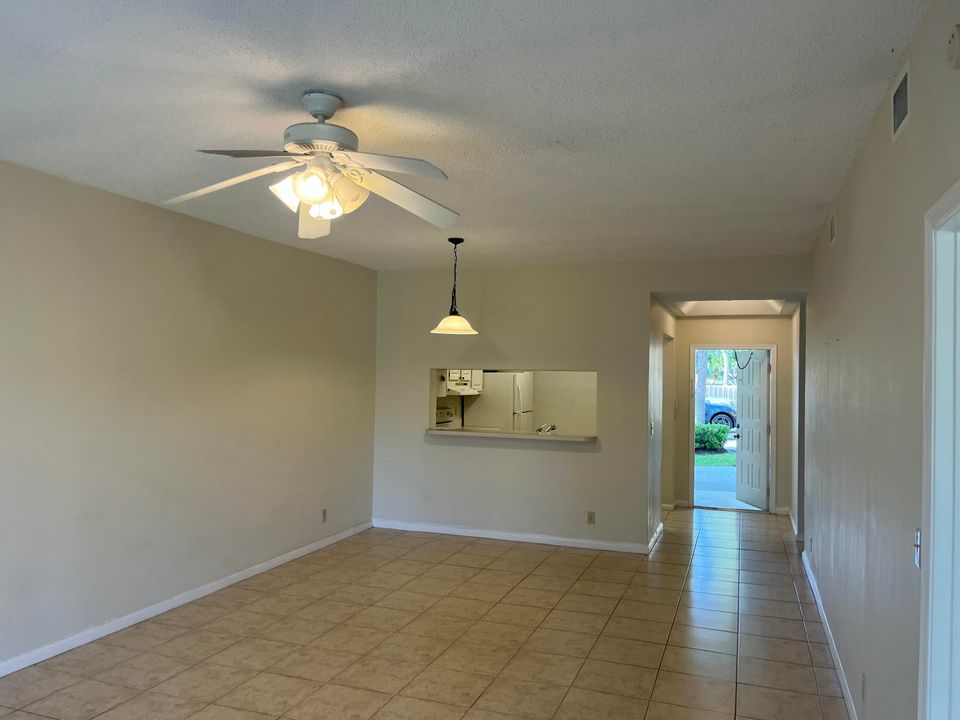 待售: $299,900 (2 贝兹, 2 浴室, 1250 平方英尺)