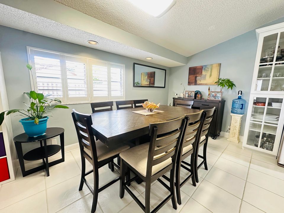 待售: $725,000 (4 贝兹, 2 浴室, 1773 平方英尺)