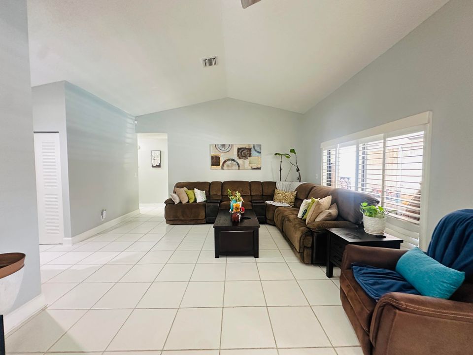 待售: $725,000 (4 贝兹, 2 浴室, 1773 平方英尺)