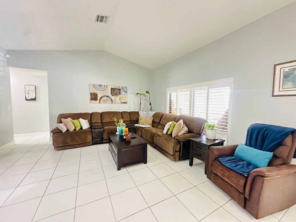 待售: $725,000 (4 贝兹, 2 浴室, 1773 平方英尺)