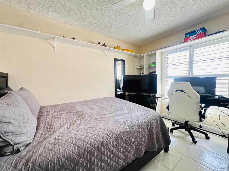 待售: $725,000 (4 贝兹, 2 浴室, 1773 平方英尺)