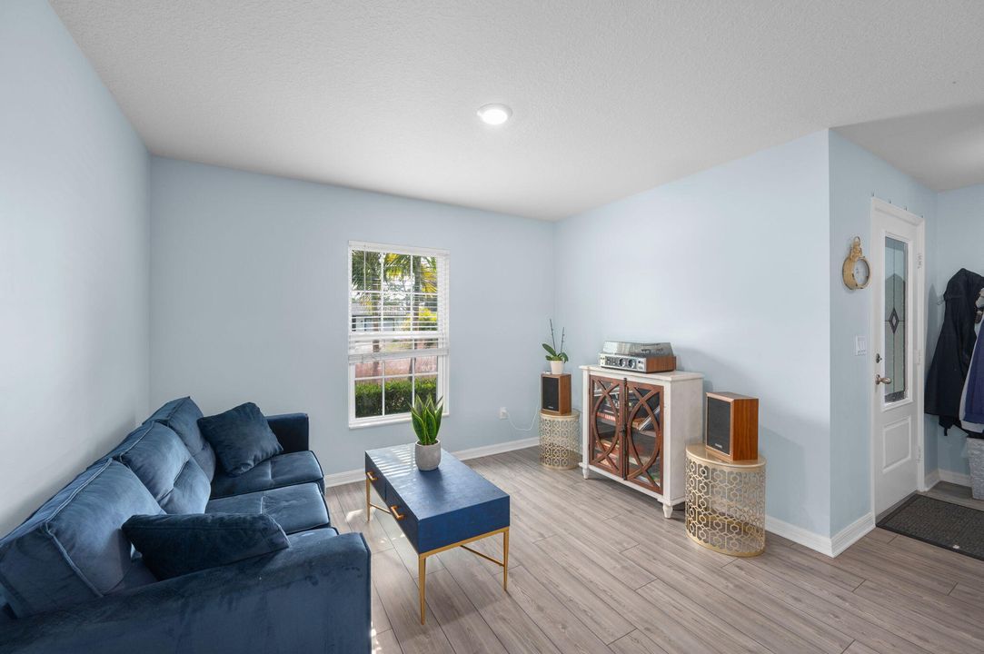 Active With Contract: $464,000 (4 beds, 2 baths, 1851 Square Feet)