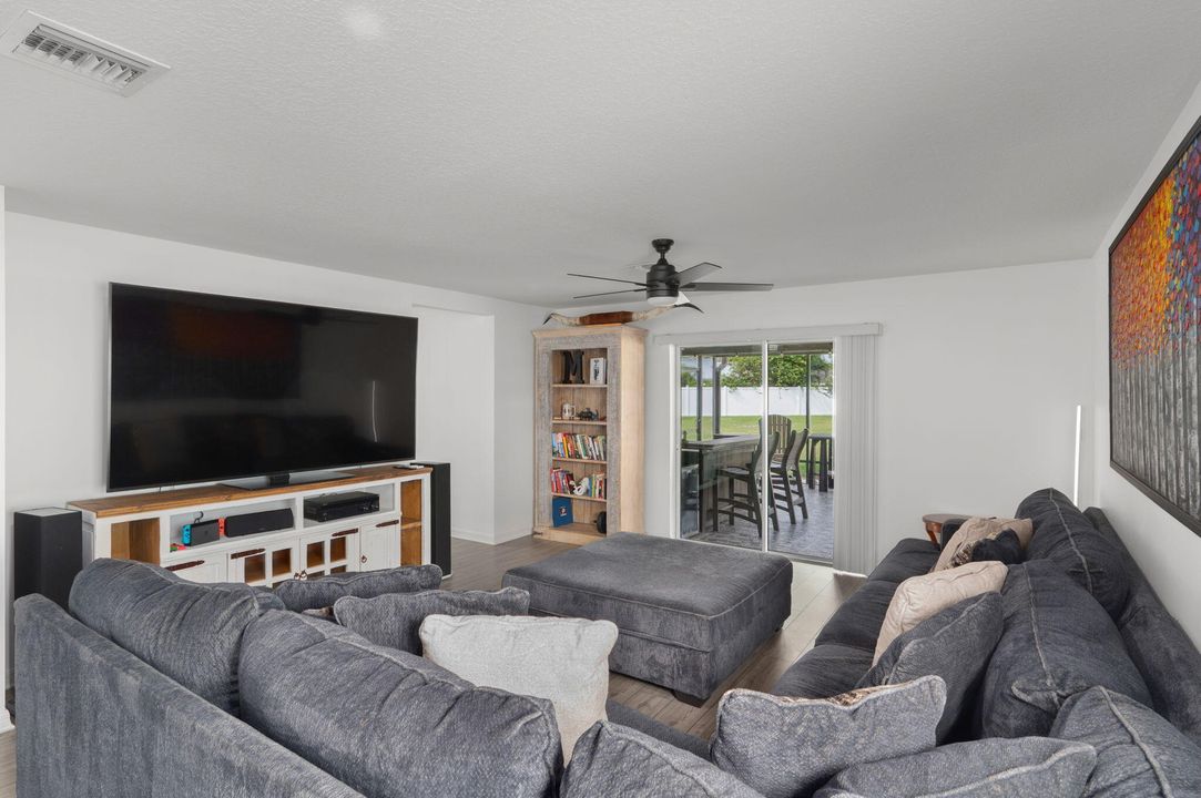 Active With Contract: $464,000 (4 beds, 2 baths, 1851 Square Feet)