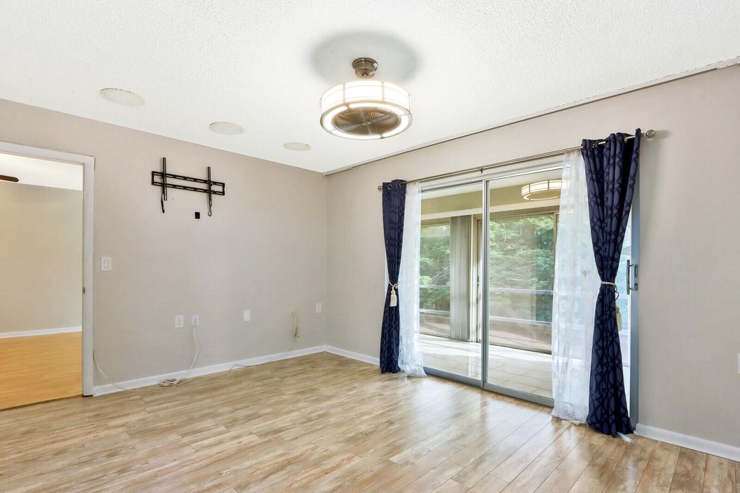 For Sale: $188,000 (2 beds, 2 baths, 1032 Square Feet)