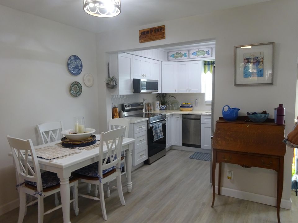 For Sale: $154,900 (1 beds, 1 baths, 662 Square Feet)