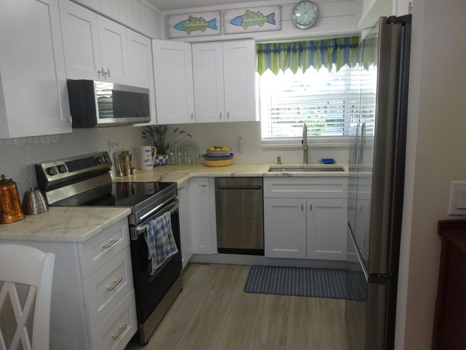 For Sale: $154,900 (1 beds, 1 baths, 662 Square Feet)