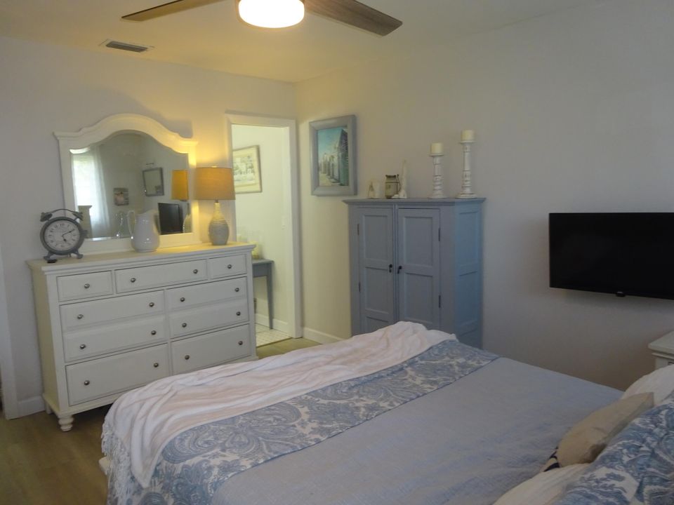 For Sale: $154,900 (1 beds, 1 baths, 662 Square Feet)