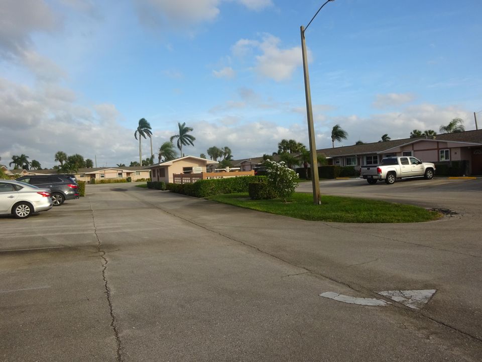 For Sale: $154,900 (1 beds, 1 baths, 662 Square Feet)