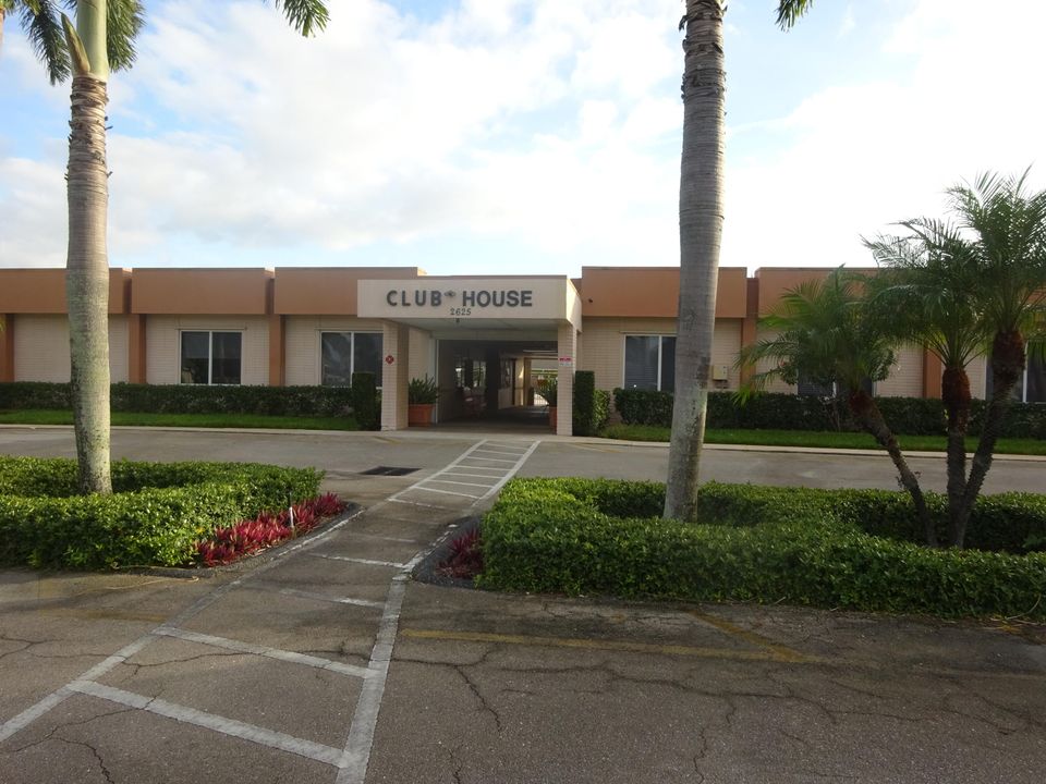 For Sale: $154,900 (1 beds, 1 baths, 662 Square Feet)